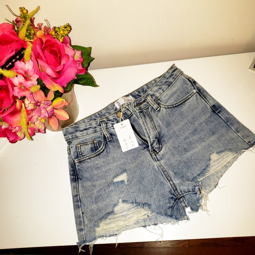 CECE | LIGHT BLUE DISTRESSED JEAN SHORTS | SIZE M